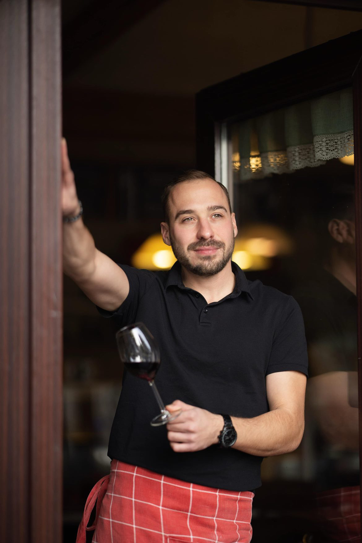 Karesz, a One Day Wine házigazdája, borospohárral